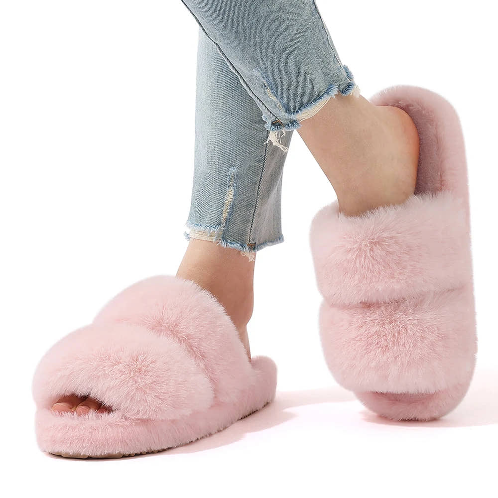 CloudCuddle plush house slippers (detail view)